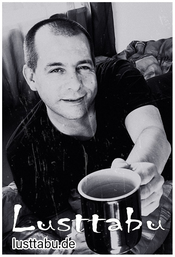 Alexander von lusttabu.de mit Kaffeetasse.